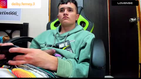 Snapshot of david_latin666_ chatting on December 20, 5:25 am David online show from December 20, 5:25 am