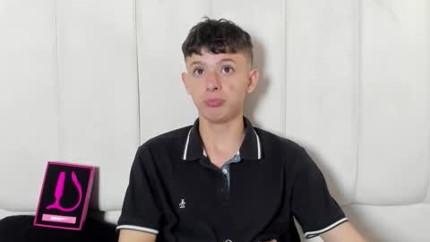 Snapshot of david_roy_ chatting on February 26, 1:32 pm Roy online show from February 26, 1:32 pm