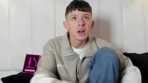 Snapshot of david_roy_ chatting on February 27, 1:33 pm Roy online show from February 27, 1:33 pm