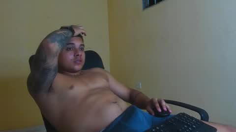 Snapshot of davidlenonn_ chatting on November 8, 6:24 am Lennon online show from November 8, 6:24 am