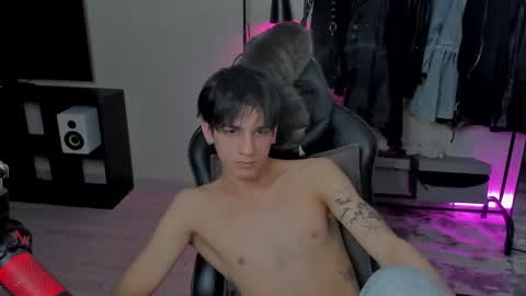 Snapshot of davisross chatting on February 17, 6:04 pm davis online show from February 17, 6:04 pm