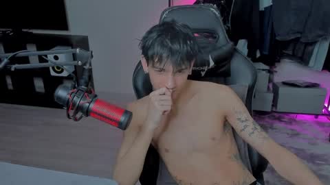 Snapshot of davisross chatting on February 25, 11:44 pm davis online show from February 25, 11:44 pm