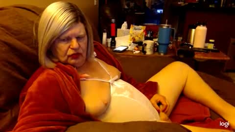 Snapshot of dawndoesall chatting on January 5, 11:12 pm dawndoesall online show from January 5, 11:12 pm