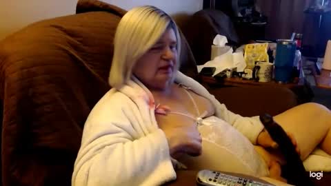 Snapshot of dawndoesall chatting on February 9, 9:39 pm dawndoesall online show from February 9, 9:39 pm