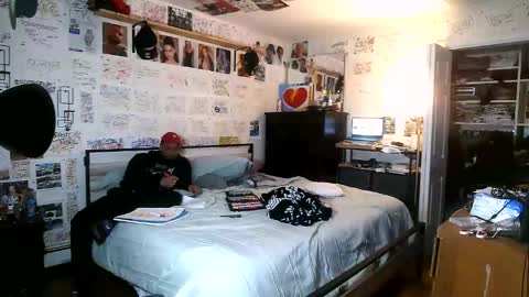 Snapshot of dbeamon92 chatting on February 22, 1:07 am dbeamon92 online show from February 22, 1:07 am