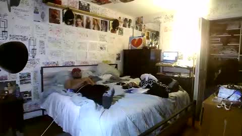 Snapshot of dbeamon92 chatting on February 23, 1:47 am dbeamon92 online show from February 23, 1:47 am