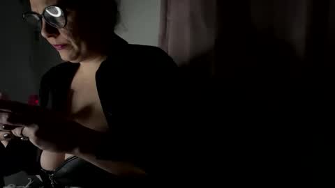 Snapshot of dddmilf24 chatting on December 4, 7:39 am dddmilf24 online show from December 4, 7:39 am