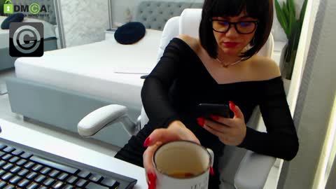 Snapshot of dear_ellisse chatting on December 19, 8:45 am Elly online show from December 19, 8:45 am