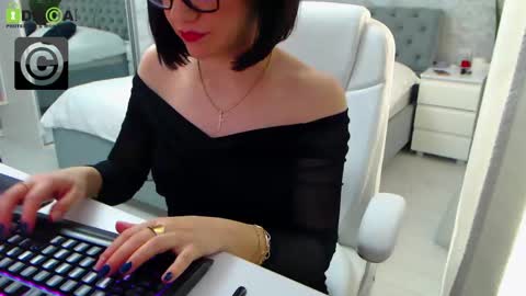 Snapshot of dear_ellisse chatting on February 26, 9:53 am Elly online show from February 26, 9:53 am