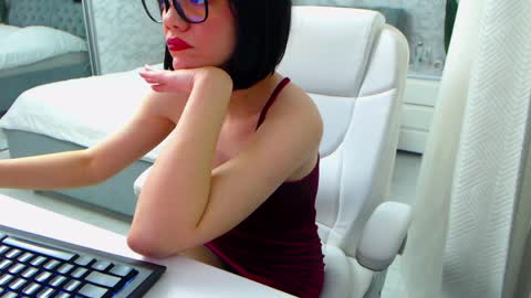 Snapshot of dear_ellisse chatting on April 7, 8:04 am Elly online show from April 7, 8:04 am