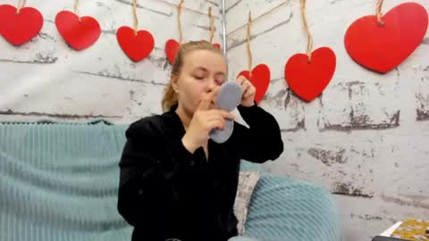 Holly online show from May 19, 1:22 am