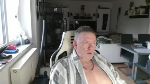 Snapshot of deinprinz2312 chatting on April 19, 4:34 am deinprinz2312 online show from April 19, 4:34 am