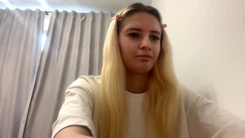 Amelia online show from May 26, 1:07 pm