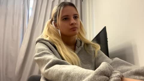 Amelia online show from May 30, 1:19 pm