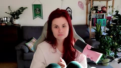 Snapshot of dellacrush_ chatting on December 23, 8:56 am dellacrush_ online show from December 23, 8:56 am