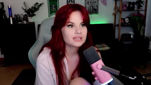 Snapshot of dellacrush_ chatting on February 2, 6:39 pm dellacrush_ online show from February 2, 6:39 pm