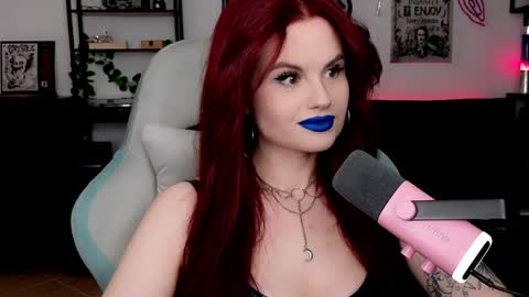 dellacrush_ online show from April 7, 6:30 pm