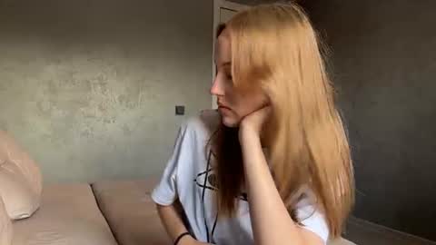 Mia online show from July 6, 3:03 pm