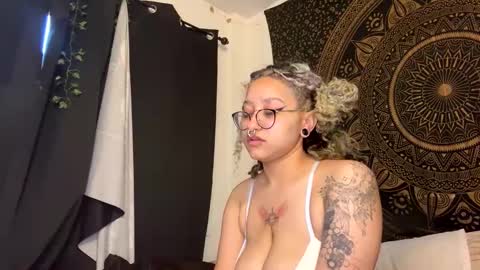 Snapshot of deluxxxeblu chatting on February 7, 5:07 pm TankinBody online show from February 7, 5:07 pm