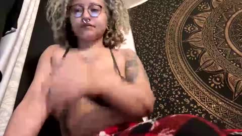 Snapshot of deluxxxeblu chatting on February 11, 1:10 am TankinBody online show from February 11, 1:10 am