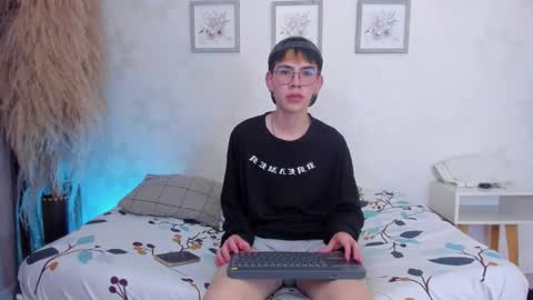 Snapshot of demian_hush chatting on February 7, 7:17 pm demian_hush online show from February 7, 7:17 pm