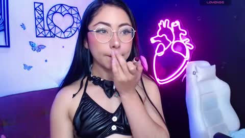 Snapshot of demyanderson_ chatting on February 21, 11:32 pm Demy online show from February 21, 11:32 pm