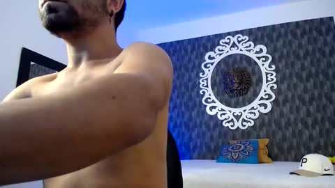 Snapshot of dereck_jhonsonn chatting on November 6, 8:43 pm Dereck online show from November 6, 8:43 pm