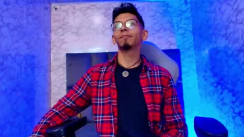 Snapshot of dereck_monroe chatting on December 17, 11:38 am Dereck online show from December 17, 11:38 am