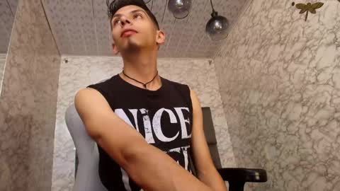 Snapshot of dereck_monroe chatting on December 19, 10:33 am Dereck online show from December 19, 10:33 am