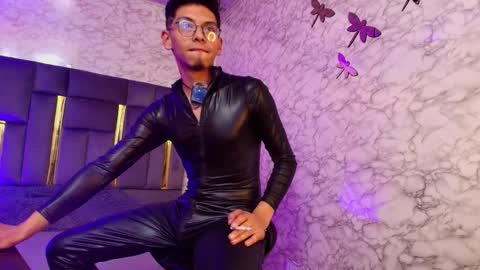 Snapshot of dereck_monroe chatting on December 21, 10:22 am Dereck online show from December 21, 10:22 am