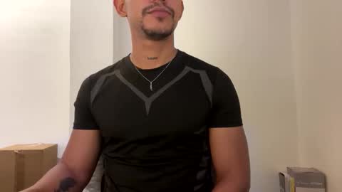 Snapshot of dereck_myers chatting on March 14, 8:58 pm Dereck Myers online show from March 14, 8:58 pm