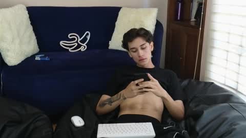 Derek online show from November 19, 8:42 pm