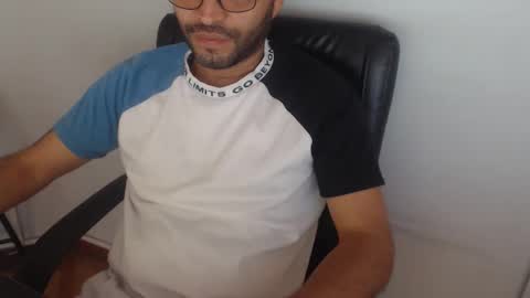 Snapshot of derrik_ chatting on April 5, 2:03 pm online show from April 5, 2:03 pm