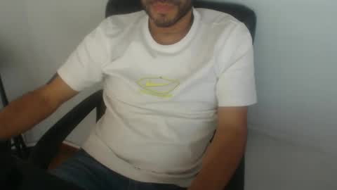 Snapshot of derrik_ chatting on April 16, 5:36 pm online show from April 16, 5:36 pm