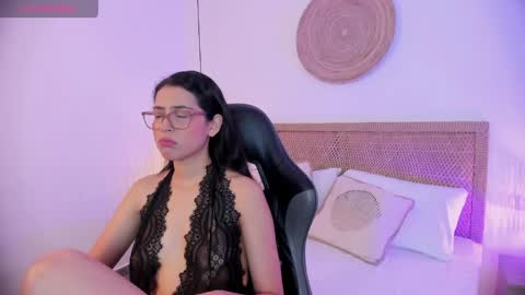 Snapshot of desireee_ chatting on April 15, 12:45 pm desire online show from April 15, 12:45 pm