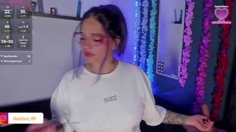 Snapshot of destiny14_ chatting on February 6, 1:21 am Dani online show from February 6, 1:21 am