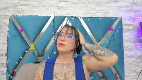 Snapshot of deva_blue chatting on December 14, 4:23 am Deva Blue online show from December 14, 4:23 am