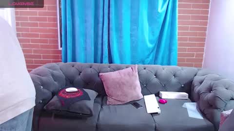 Snapshot of devi_black_13_ chatting on February 4, 1:00 am devi_black_13_ online show from February 4, 1:00 am