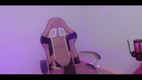 Snapshot of devilchlloe chatting on December 13, 10:55 pm devilchlloe online show from December 13, 10:55 pm