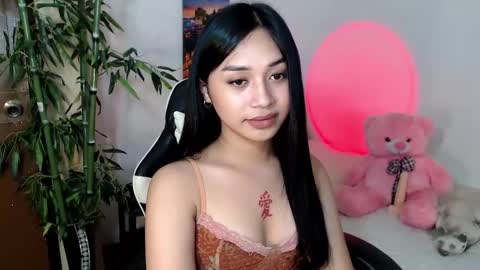Snapshot of devine_goddessx chatting on February 8, 7:27 pm Devine Greyson online show from February 8, 7:27 pm