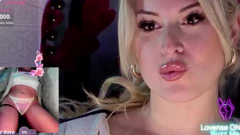 Snapshot of dimamilf chatting on December 1, 8:25 pm Maria online show from December 1, 8:25 pm