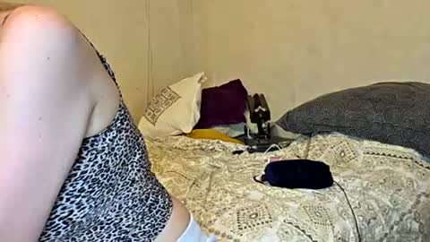 Snapshot of dimepiecexxx chatting on June 16, 9:34 am Sofie online show from June 16, 9:34 am