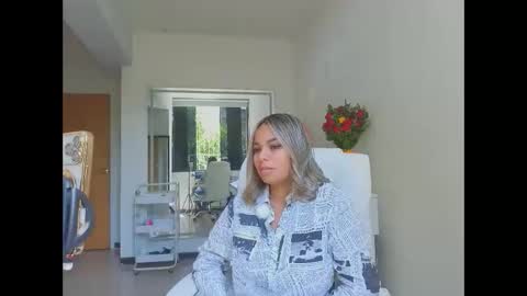 diosadeluniverso_ online show from March 18, 6:00 pm