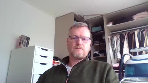 dirkkie1975 online show from May 12, 6:43 am