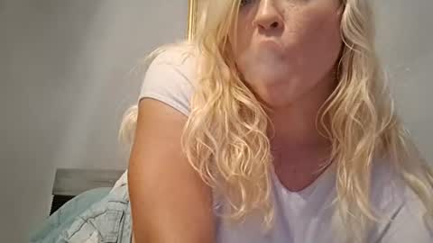 Snapshot of dirtydaisy1998 chatting on June 29, 1:01 am Daisy Wylde online show from June 29, 1:01 am