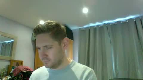 Snapshot of dirtylondon729 chatting on December 17, 12:00 pm Exhibitionist Ben online show from December 17, 12:00 pm