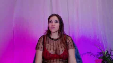 Snapshot of divinelynn chatting on January 1, 6:16 pm DivineLynn online show from January 1, 6:16 pm
