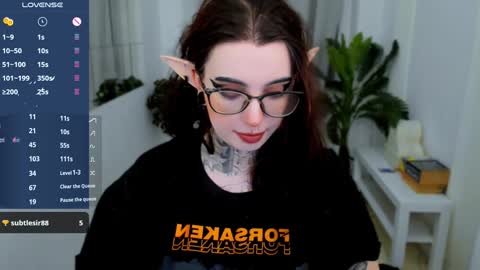 Snapshot of dixipixi_ chatting on February 6, 10:37 am dixipixi_ online show from February 6, 10:37 am