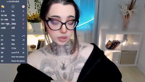 dixipixi_ online show from March 29, 5:51 am