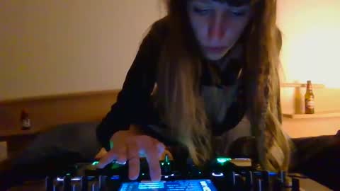 Snapshot of djsmissb chatting on February 24, 12:20 am Djsmissb online show from February 24, 12:20 am